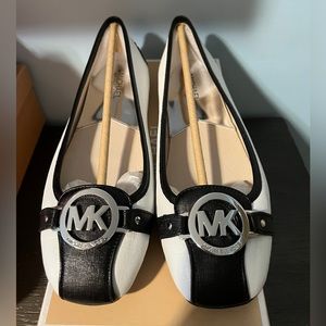 MK NWT OPTIC WHITE/BLK FULTON LEATHER MOC NEVER WORN.